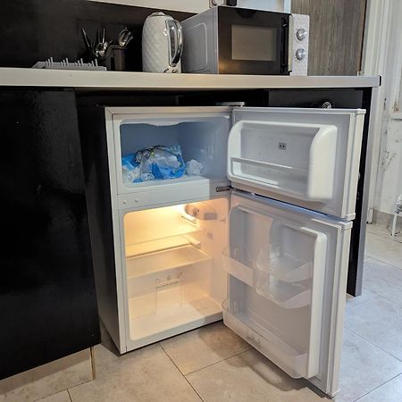 Inner-City Apartments - Basic Amenites カーディフ エクステリア 写真