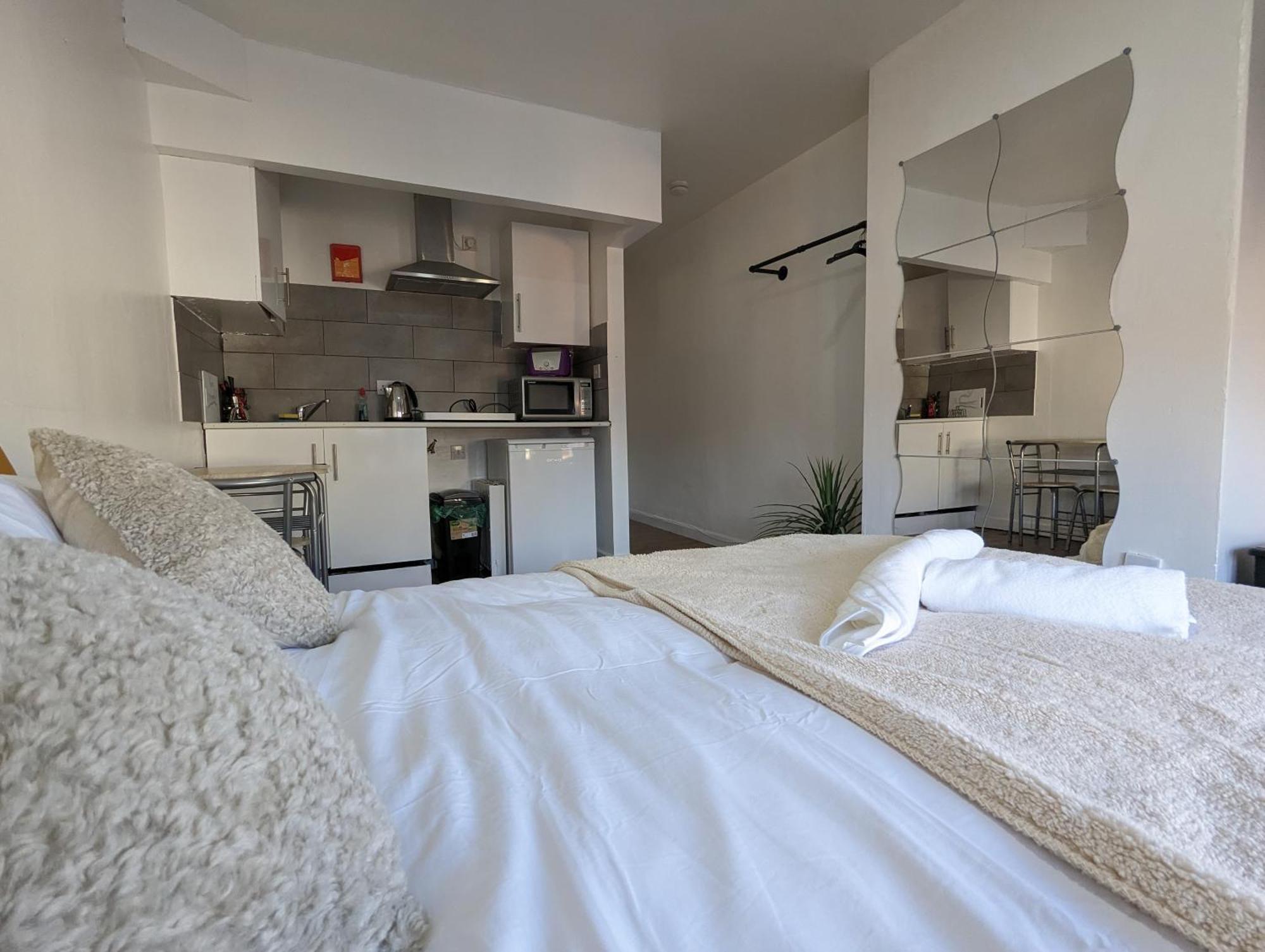 Inner-City Apartments - Basic Amenites カーディフ エクステリア 写真