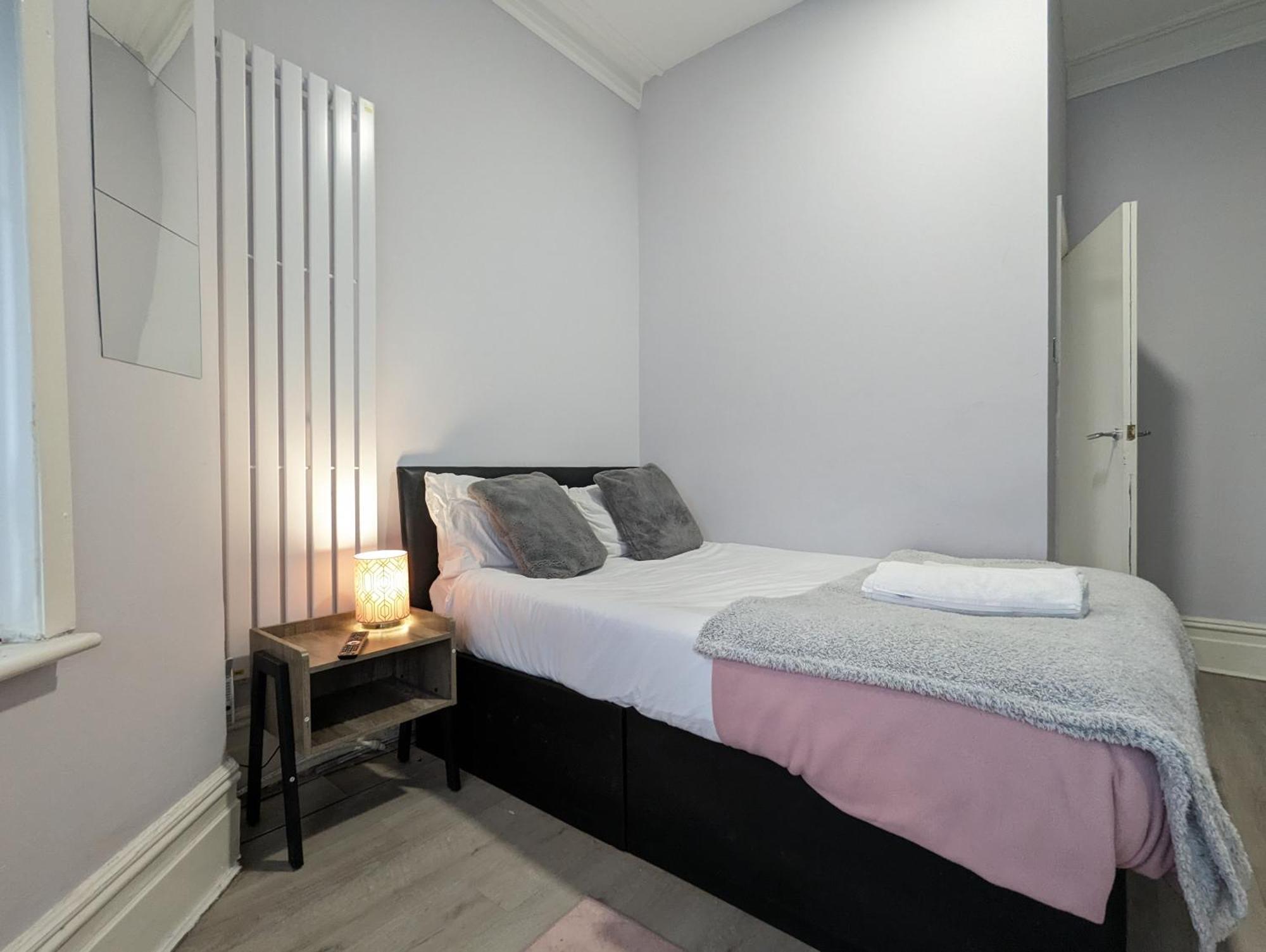 Inner-City Apartments - Basic Amenites カーディフ エクステリア 写真