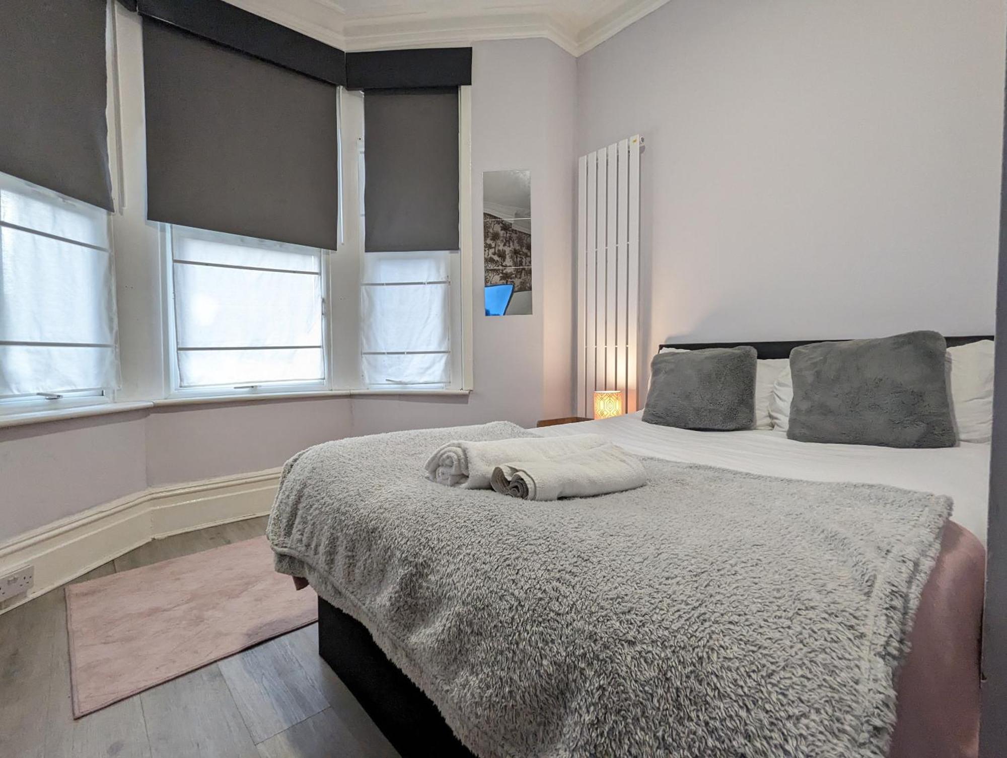 Inner-City Apartments - Basic Amenites カーディフ エクステリア 写真