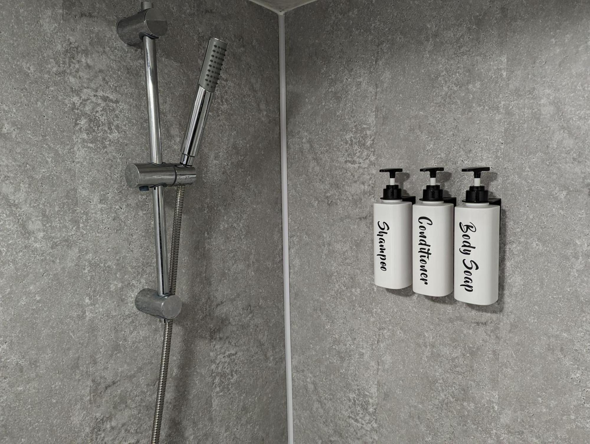 Inner-City Apartments - Basic Amenites カーディフ エクステリア 写真