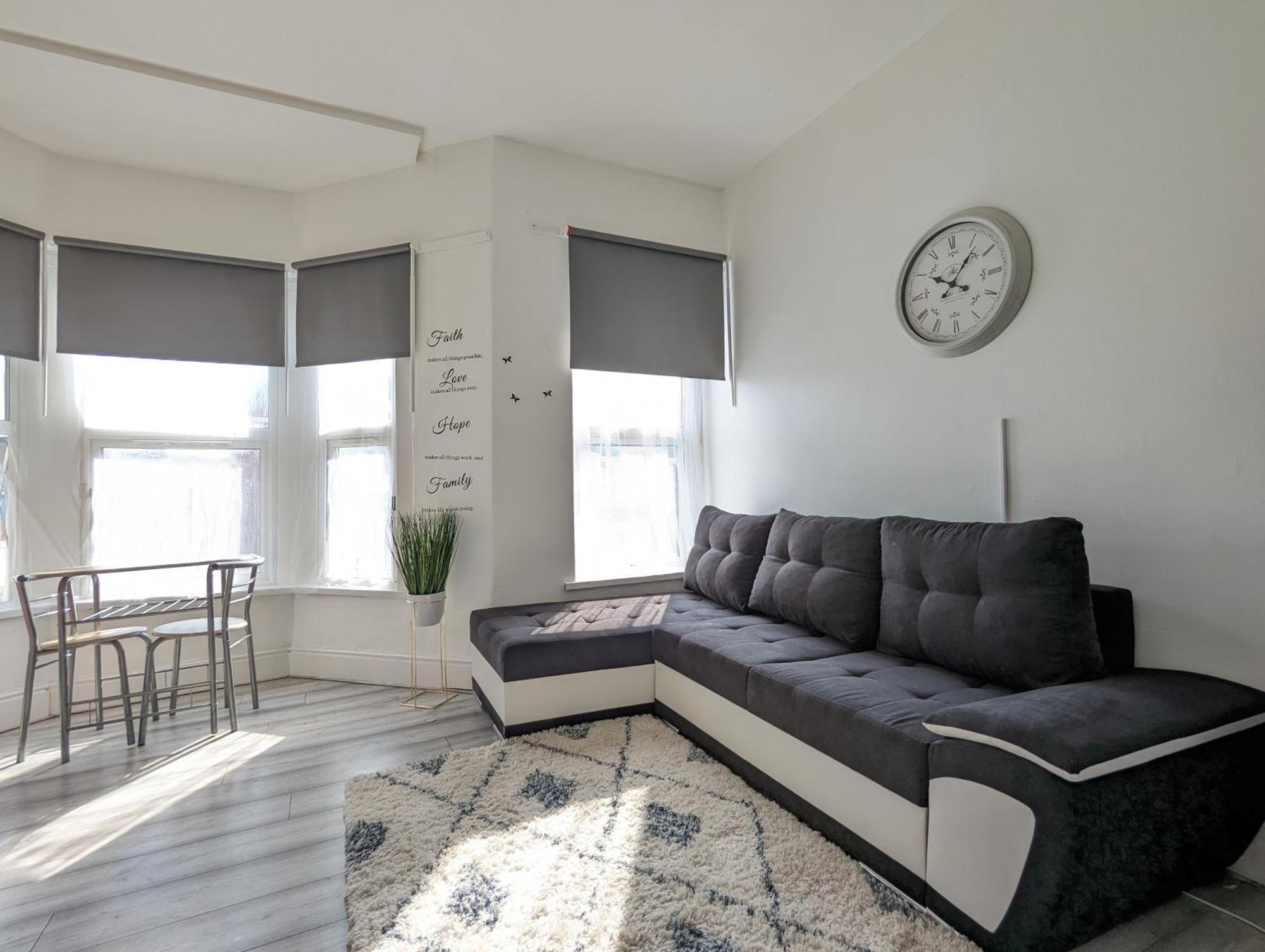 Inner-City Apartments - Basic Amenites カーディフ エクステリア 写真