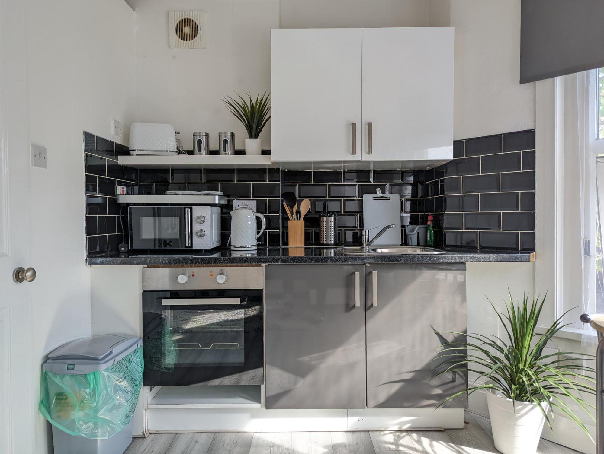 Inner-City Apartments - Basic Amenites カーディフ エクステリア 写真