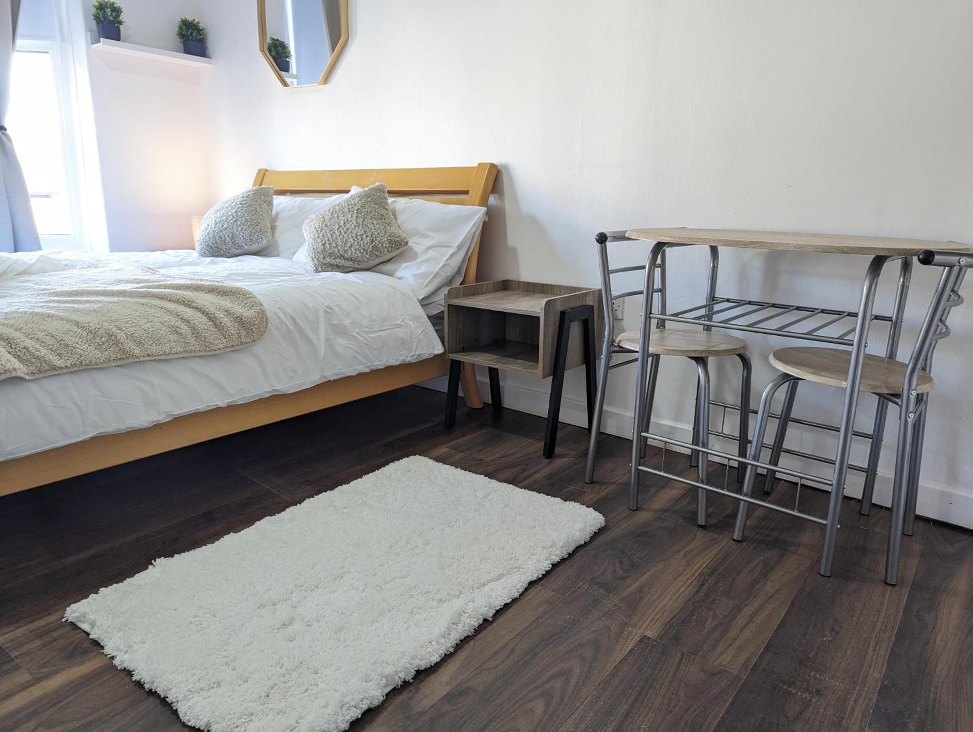 Inner-City Apartments - Basic Amenites カーディフ エクステリア 写真