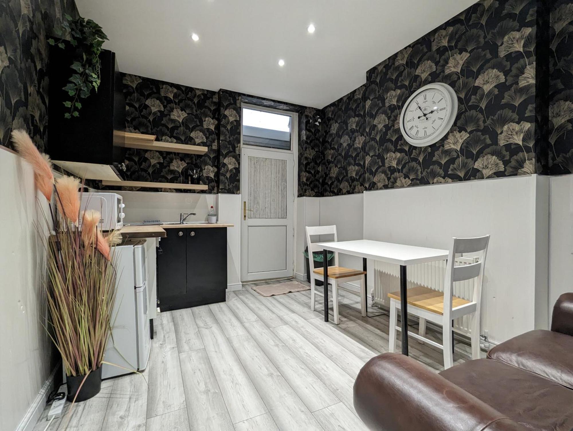 Inner-City Apartments - Basic Amenites カーディフ エクステリア 写真