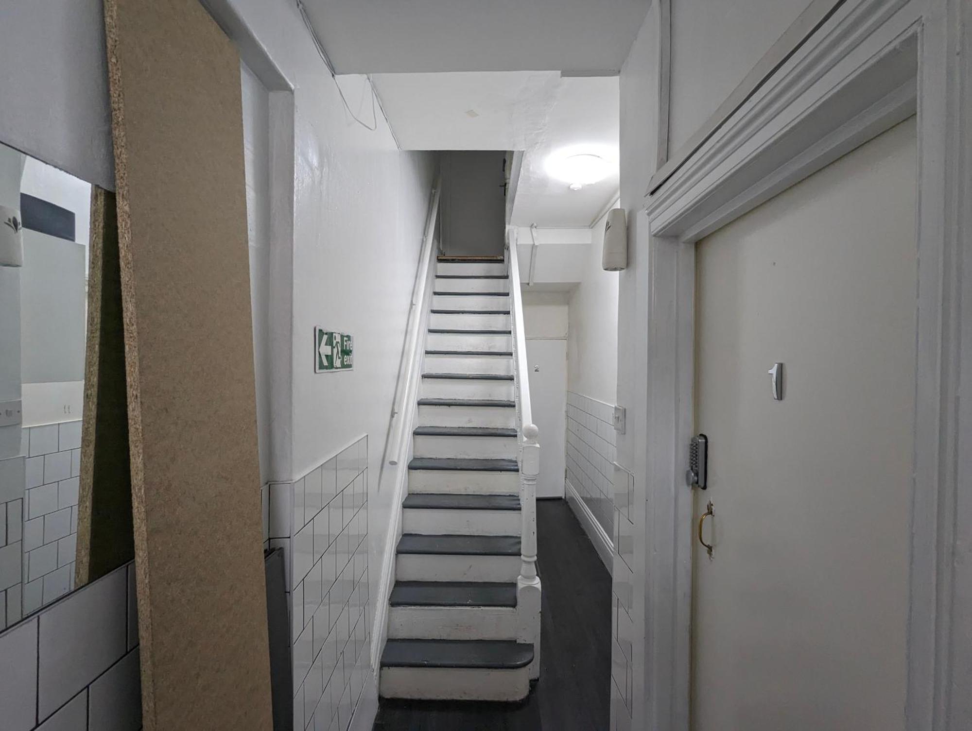 Inner-City Apartments - Basic Amenites カーディフ エクステリア 写真