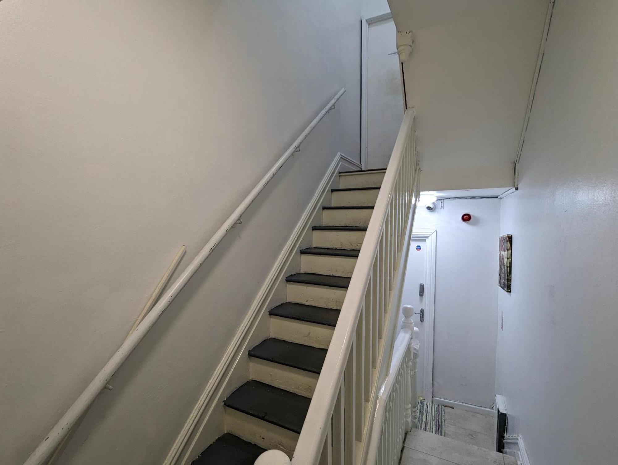 Inner-City Apartments - Basic Amenites カーディフ エクステリア 写真